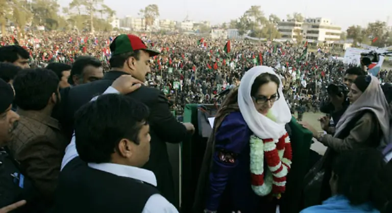ermordet-am-27-Dezember-nach-einer-Wahlkampfveranstaltung-in-der-Garnisonsstadt-Rawalpindi