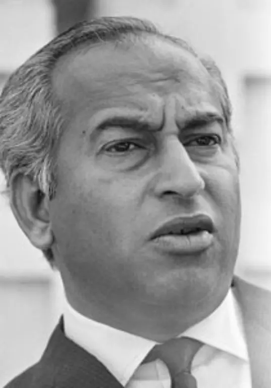 Waehrend-ihres-Studiums-stieg-ihr-Vater-Zulfikar-Ali-Bhutto-immer-weiter-auf
