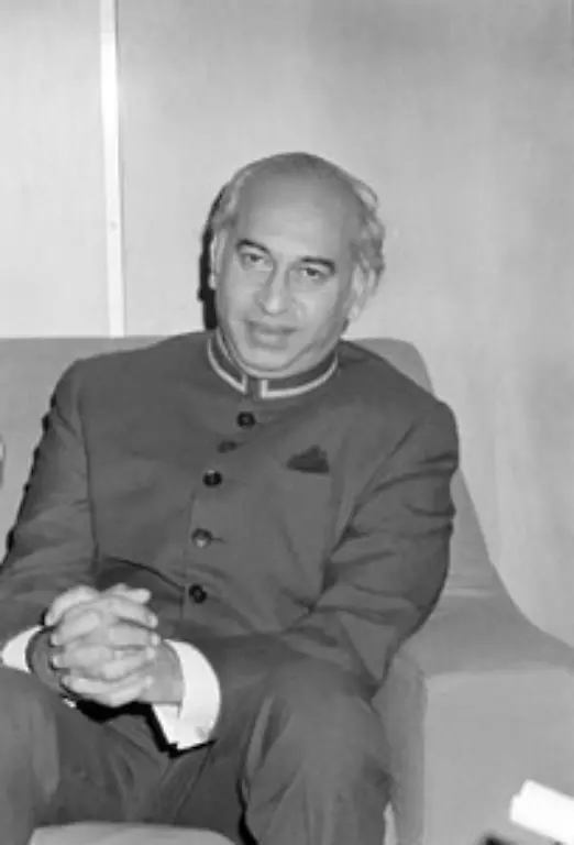 Zwei-Jahre-spaeter-wurde-Bhutto-im-Morgengrauen-erhaengt-ausgerechnet-in-Rawalpindi-wo-Jahrzehnte-spaeter-seine-Tochter-den-Tod-fand