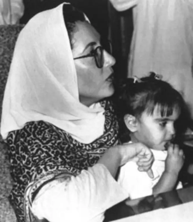 Laut-ihrer-Autobiographie-Tochter-des-Ostens-soll-ihr-Vater-gesagt-haben