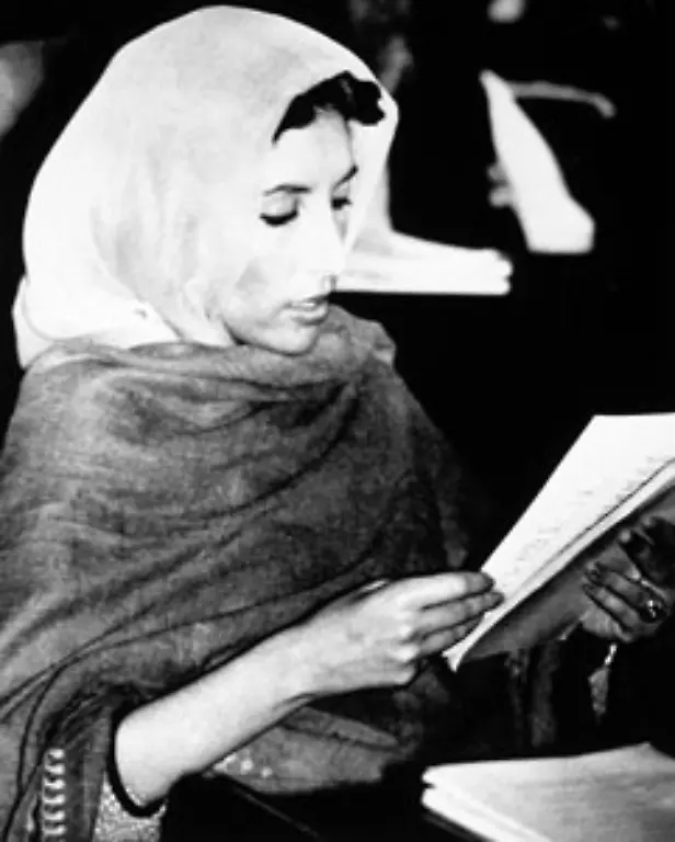 Bereits-als-19-Jaehrige-hatte-Benazir-ihren-Vater-als-Assistentin-unterstuetzt