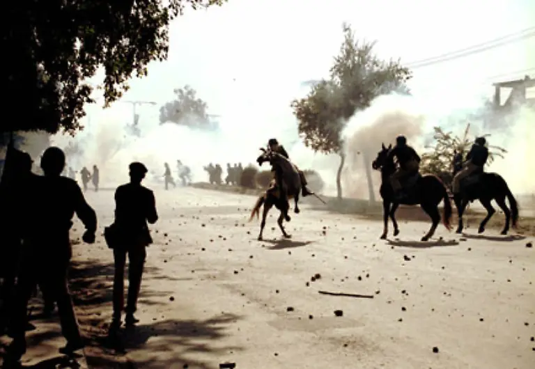 Vorwuerfe-der-Vetternwirtschaft-kamen-auf-die-Opposition-murrte-wegen-ihres-autoritaeren-Fuehrungsstils