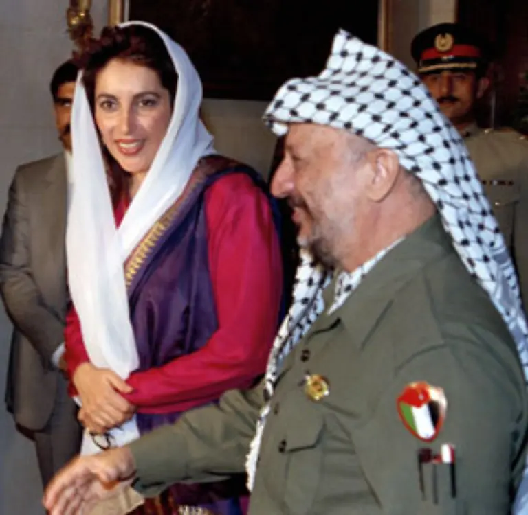 1993-gelang-ihr-die-Rueckkehr-an-die-Macht-drei-Jahre-spaeter-wurde-ihr-erneut-Korruption-vorgeworfen-und-sie-musste-gehen