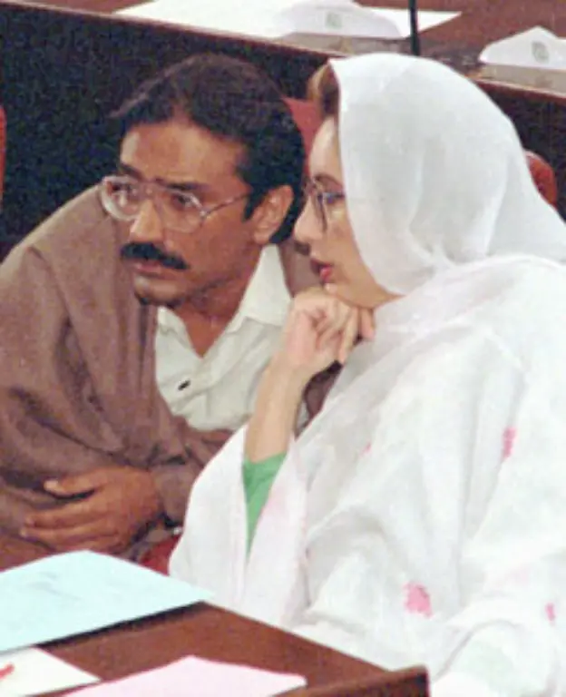 So-soll-Benazir-von-ihrem-Mann-geschlagen-worden-sein