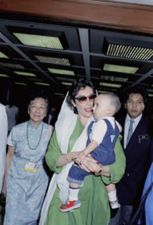 ging-Bhutto-1999-wieder-ins-Exil-nach-Grossbritannien-und-Dubai-um-einer-Haftstrafe-wegen-Korruption-zu-entgehen