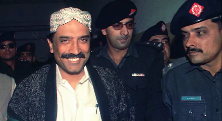 Bis-heute-vermuten-manche-in-Pakistan-dass-Bhuttos-Ehemann-hinter-der-Erschiessung-Murtazas-gesteckt-habe-weil-dieser-der-Schwester-politisch-gefaehrlich-geworden-sei