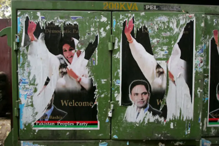 Sowohl-Praesident-Musharraf-als-auch-den-islamistischen-Kraeften-im-Lande-war-sie-ein-Dorn-im-Auge