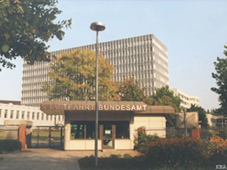 Das-liegt-an-den-Punkten-die-fein-saeuberlich-in-diesem-Gebaeude-dem-Kraftfahrt-Bundesamt-registriert-sind