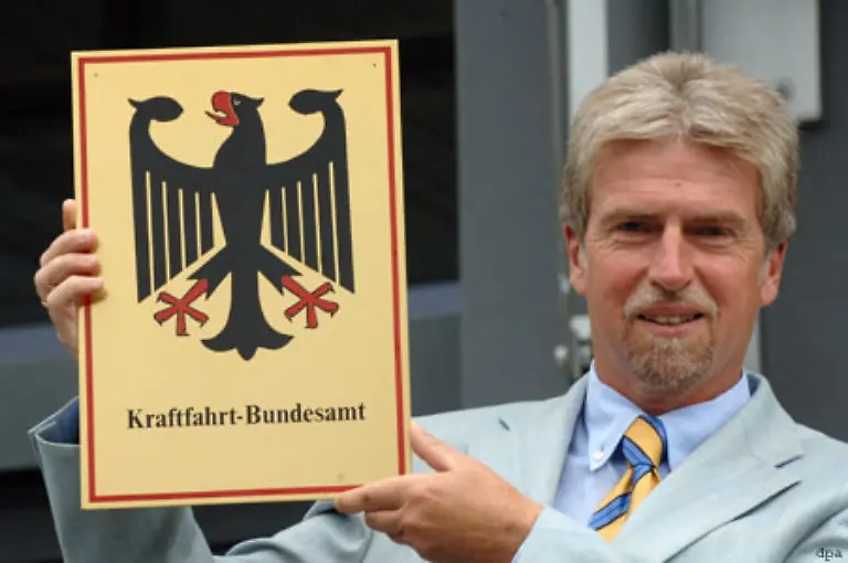 Subjektiv-betrachtet-wuenschten-manche-es-haette-dieses-Register-nie-gegeben-sie-waeren-dann-unter-Umstaenden-noch-im-Besitz-ihrer-Fahrerlaubnis-bemerkt-Ekhard-Zinke-der-Praesident-des-Kraftfahrt-Bundesamtes-anlaesslich-des-Jubilaeums