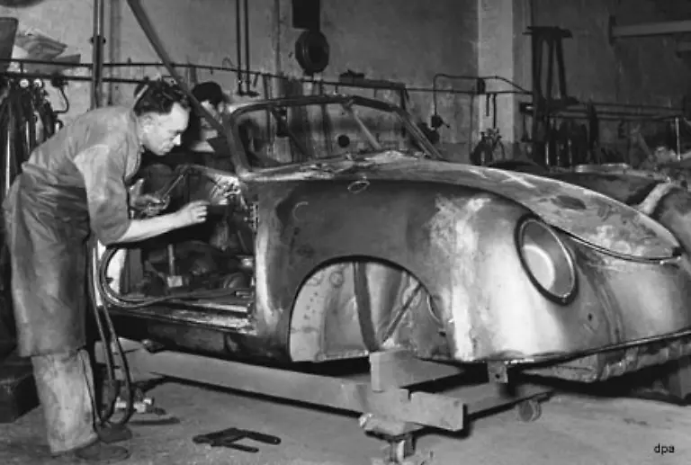 Ende-1958-waren-zwar-nur-knapp-sieben-Millionen-Autos-in-Deutschland-registriert-und-810-000-Suender-im-VZR-eingetragen-Dennoch-lag-die-Zahl-der-Verkehrstoten-damals-mit-rund-14-000-jaehrlich-im-Verhaeltnis-betrachtet-weit-hoeher-als-heute