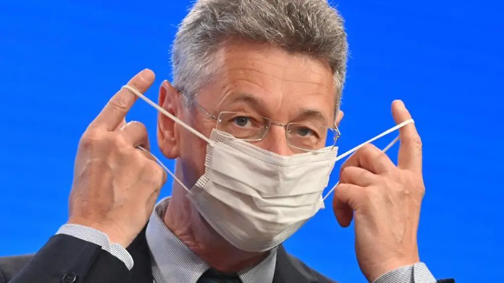 Michael-Piazolo-nimmt-an-einer-Pressekonferenz-teil