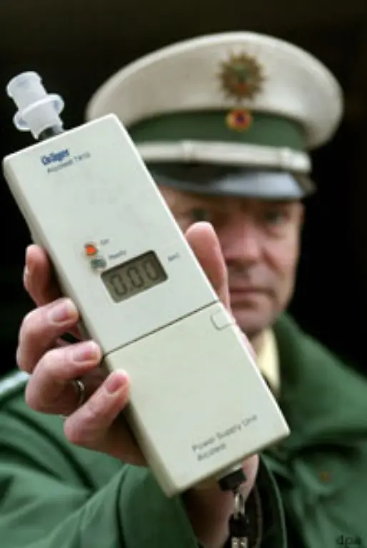 Veraendert-hat-sich-auch-die-Promille-Grenze-Waehrend-man-in-den-70er-und-80er-Jahren-mit-zwei-Bierchen-noch-unbehelligt-am-Verkehr-teilnehmen-durfte-liegt-das-Limit-seit-April-2001-bei-0-5-Promille