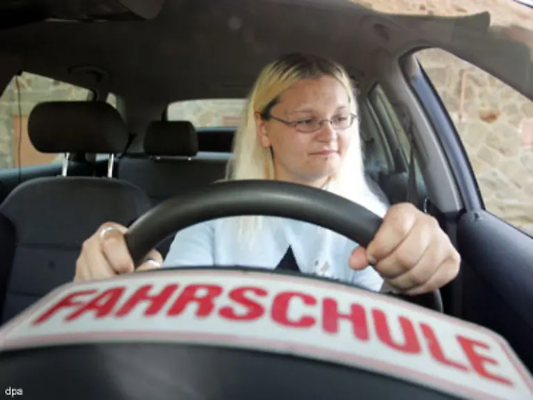 Fuer-Fahranfaenger-und-Autofahrer-unter-21-Jahren-gilt-seit-August-2007-sogar-ein-absolutes-Alkoholverbot-am-Steuer-Rund-20-000-Fahranfaenger-verlieren-jaehrlich-ihre-Fahrerlaubnis-vor-Ablauf-der-Probezeit