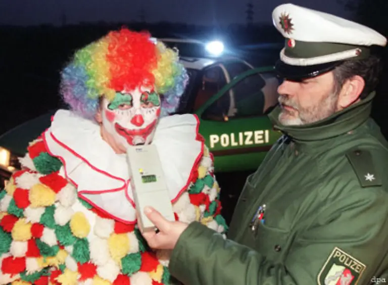 Schluss-mit-lustig-1088-Personen-davon-104-Frauen-und-985-Maenner-hat-der-unerlaubte-Alkohol-ins-VZR-gebracht-Stand-1-1-2007-Liegen-keine-Anzeichen-von-Fahruntuechtigkeit-vor-kommt-die-ertappte-Person-mit-vier-Punkten-und-einer-Geldbusse-von-250-Euro-davon