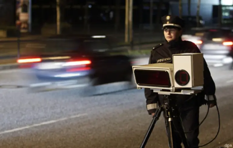 Eine-zu-hohe-Geschwindigkeit-im-Strassenverkehr-hat-fast-5000-Bundesbuergern-zu-einem-Punktekonto-in-Flensburg-verholfen
