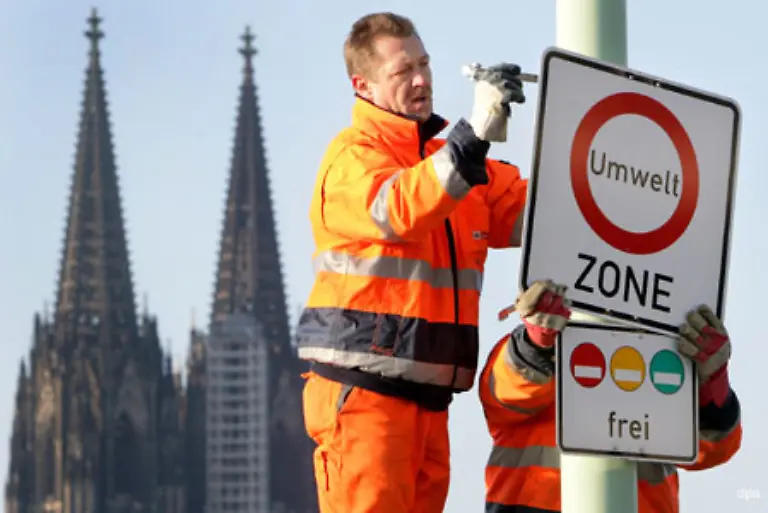 Seit-dem-ersten-Januar-2008-ist-mit-den-Umweltzonen-in-den-Innenstaedten-von-Koeln-Berlin-und-Hannover-eine-weitere-Punktequelle-hinzugekommen-Wer-ohne-die-geforderte-Autoplakette-unterwegs-ist-riskiert-einen-Punkt-und-darf-mit-40-Euro-zusaetzlich-Busse-tun