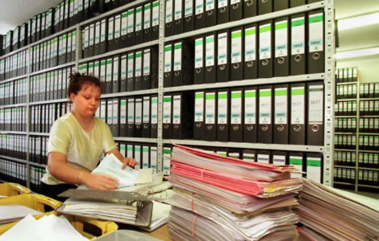 Solange-die-Daten-gespeichert-sind-koennen-sie-an-Behoerden-Gerichte-und-Privatpersonen-weitergegeben-werden-Denn-eine-weitere-wichtige-Aufgabe-des-Kraftfahrzeug-Bundesamtes-ist-das-Erteilen-von-Auskuenften