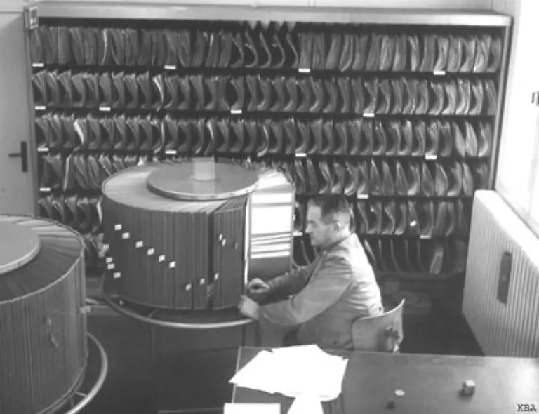 Anfangs-lagerten-die-Daten-der-erfassten-Verkehrssuender-in-grossen-Drehstaendern-die-nachts-mit-schweren-Huellen-abgedeckt-wurden-Heute-sieht-Datenschutz-allerdings-anders-aus