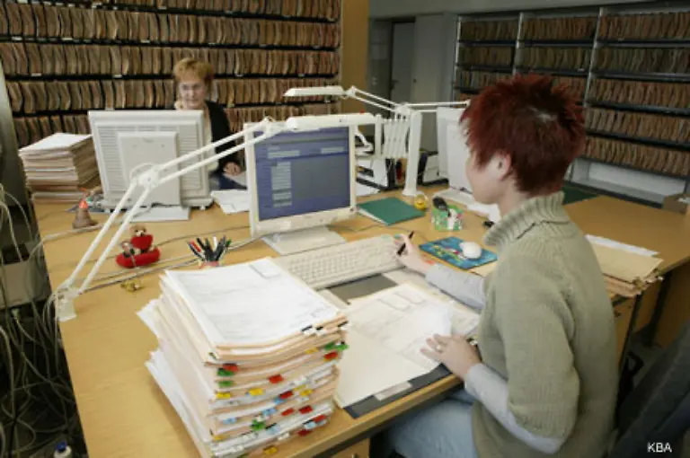 Inzwischen-wurde-das-VZR-auf-digitale-Datenspeicherung-umgestellt-Zusaetzlich-werden-auch-die-Papierakten-weitergefuehrt