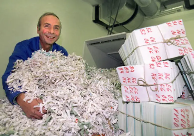 Doch-der-Papierbestand-der-heute-noch-auf-500-Metern-Regalwand-aufbewahrt-wird-nimmt-dank-Digitalisierung-jaehrlich-ab