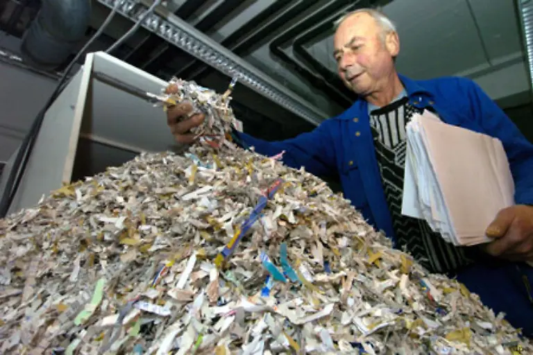 Kuenftig-sollen-die-rund-zehn-Millionen-Blatt-Papier-das-sind-etwa-50-Tonnen-weiter-reduziert-werden