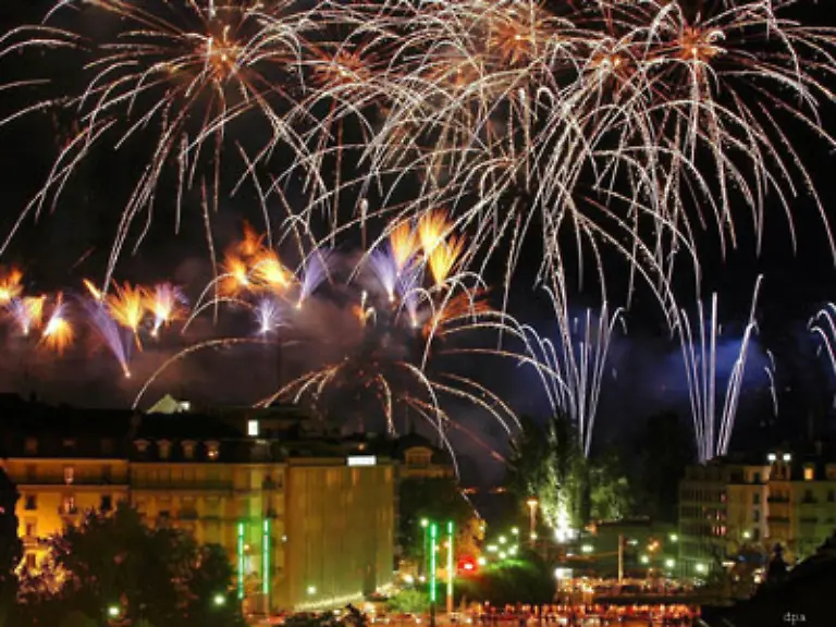 mit-einem-einstuendigen-Feuerwerk-das-von-Musik-begleitet-wurde-Hier-leider-nicht-zu-hoeren