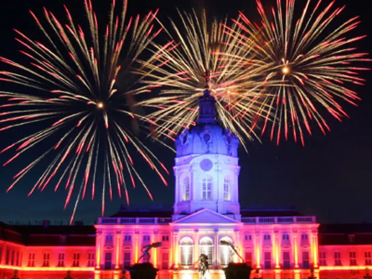 Ein-imposantes-Feuerwerk-war-am-18-Juni-2005-der-Hoehepunkt-eines-Strassenfestes-in-Berlin-Charlottenburg-Die-Berliner-feierten-das-300-jaehrige-Namensjubilaeum-des-Stadtteils