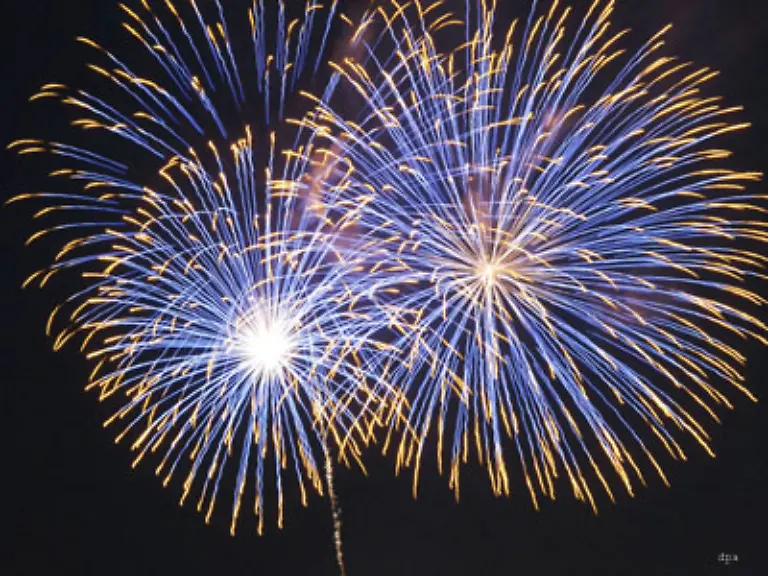 Ein-Feuerwerk-bildet-auch-den-Hoehepunkt-des-japanischen-Kirschbluetenfestes-das-jedes-Jahr-im-Mai-an-der-Hamburger-Aussenalster-stattfindet