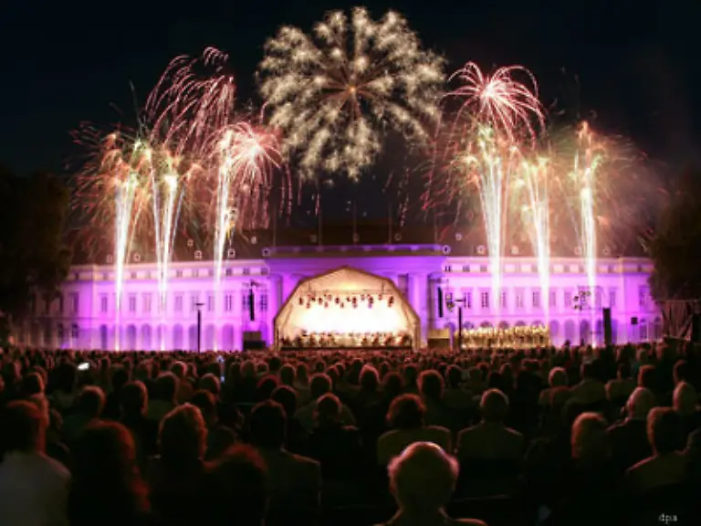 Eine-Lichtinszenierung-tauchte-das-kurfuerstliche-Schloss-in-Koblenz-am-1-Juli-2005-in-magisches-Licht-Das-Feuerwerk-wurde-vom-Auftaktkonzert-der-Mittelrhein-Musik-Momente-untermalt