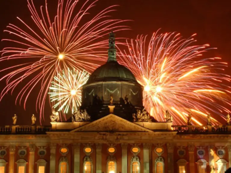 Auch-die-Potsdamer-Schloesser-werden-einmal-im-Jahr-zur-Schloessernacht-im-August-mit-einem-Feuerwerk-bedacht