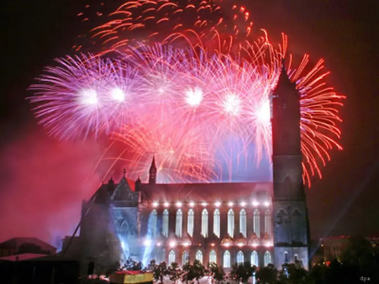 Mit-mehr-als-2-000-Feuerwerksbomben-inszenierte-Kuenstler-Gert-Hof-die-Magdeburger-Himmelssinfonie-rund-um-den-Dom-Tausende-von-Menschen-waren-von-den-Feierlichkeiten-zum-1-200-jaehrigen-Stadtjubilaeum-begeistert