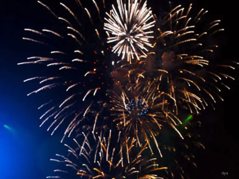 Auch-die-EU-Osterweiterung-im-vergangenen-Jahr-ist-mit-zahlreichen-Feuerwerken-gefeiert-worden-Hier-leuchtete-der-Himmel-an-der-deutsch-polnischen-Grenze-in-Frankfurt-Oder