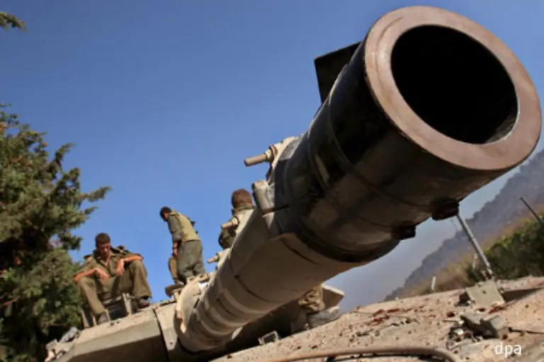 Schwere-Panzer-rollen-durch-die-Strassen