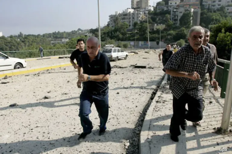 Menschen-laufen-um-ihr-Leben-und