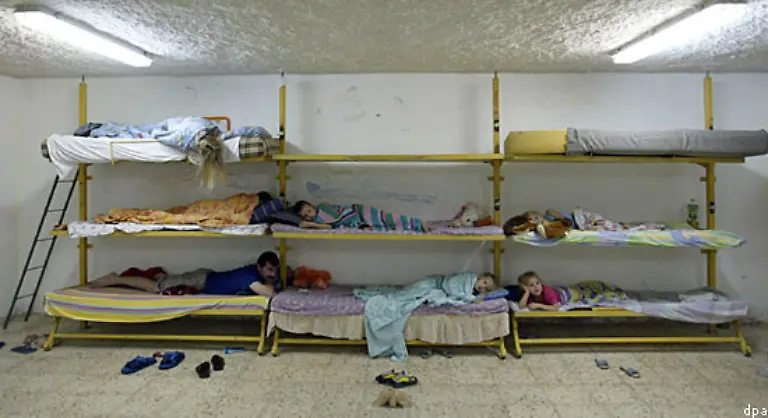 Vor-allem-die-israelische-Hafenstadt-Haifa-geraet-unter-Beschuss-Luftschutzbunker-gehoeren-fuer-die-Menschen-im-Norden-Israels-jetzt-zum-Alltag