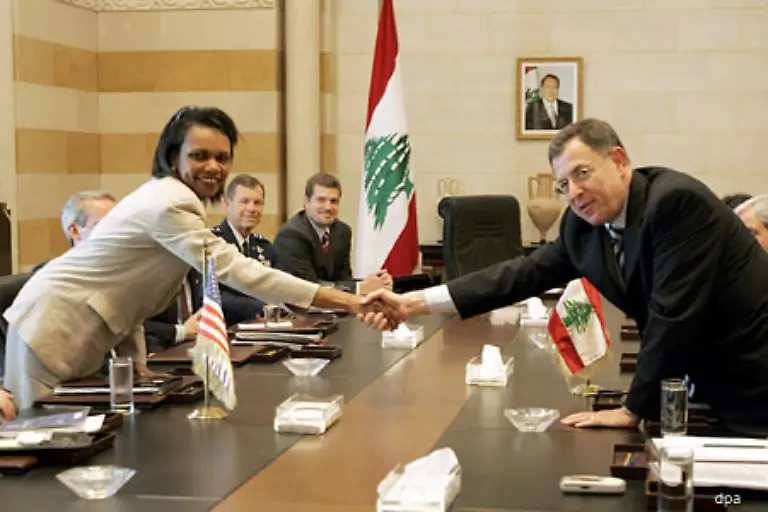 Die-Politik-ringt-um-Loesungen-US-Aussenministerin-Condoleezza-Rice-reist-nach-Beirut-und-Israel-Das-Bild-zeigt-sie-mit-dem-libanesischen-Premierminister-Fouad-Siniora