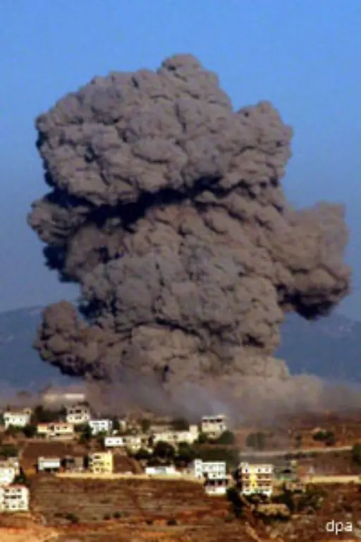 Die-diplomatischen-Bemuehungen-werden-von-einem-Zwischenfall-ueberschattet-Israel-bombardiert-am-25-Juli-2006-einen-Beobachter-Stuetzpunkt-der-UN