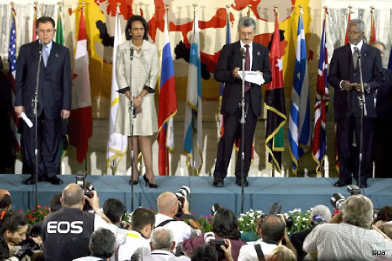 In-Rom-findet-am-26-Juli-2006-eine-Nahostkonferenz-statt-Sie-fordert-eine-dringliche-Waffenruhe-fasst-jedoch-keine-offiziellen-Beschluesse-Allerdings-solle-eine-internationale-Truppe-unter-dem-Mandat-der-Vereinten-Nationen-stationiert-werden