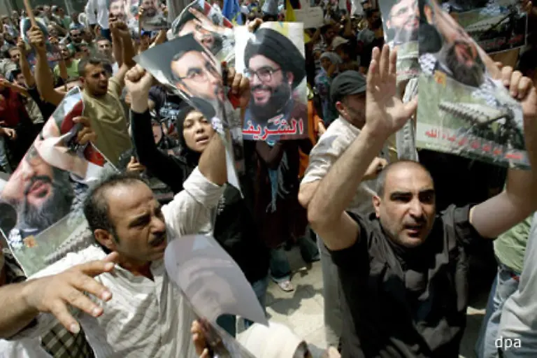 Wuetende-Libanesen-dringen-in-das-Beiruter-UN-Gebaeude-ein