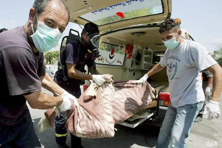 Neben-der-Flucht-nutzen-viele-Libanesen-die-kurzzeitige-Ruhe-um-die-Toten-der-Angriffe-zu-bergen