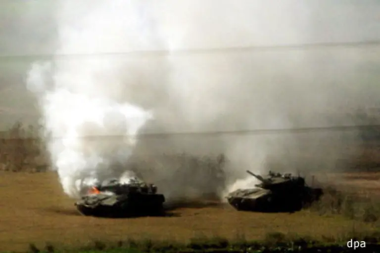 Aber-auch-die-Hisbollah-verstaerkt-ihre-Angriffe-schiesst-taeglich-mehr-als-hundert-Raketen-in-den-Norden-Israels-Hier-zwei-brennende-israelische-Panzer