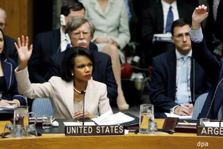 Unterdessen-verhandelt-die-internationale-Politik-im-Weltsicherheitsrat-um-ein-Ende-der-Kaempfe-Erst-am-11-August-2006-gelingt-die-Einigung-Der-Sicherheitsrat-stimmt-einem-franzoesisch-amerikanischen-Resolutionsentwurf-zu