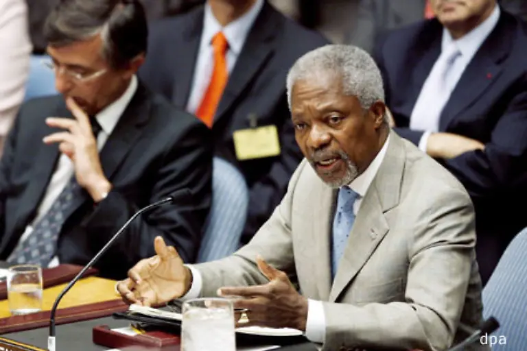 Die-Resolution-fordert-die-sofortige-vollstaendige-Einstellung-der-Feindseligkeiten-UN-Generalsekretaer-Annan-kritisiert-den-Sicherheitsrat-dafuer-dass-er-so-lange-fuer-eine-Resolution-gebraucht-habe-Dies-habe-die-Welt-tief-enttaeuscht