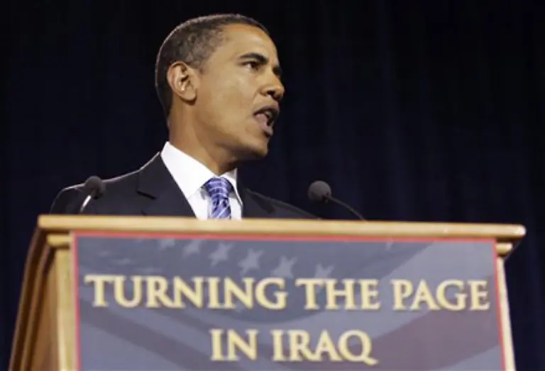 Barack-Obama-Senator-fuer-Illinois-hat-das-Glueck-schon-immer-gegen-den-Irak-Krieg-gewesen-zu-sein-Im-Herbst-2002-sagte-er-auf-einer-Anti-Kriegs-Kundgebung-in-New-York-er-sei-nicht-gegen-alle-Kriege-sondern-gegen-dumme-Kriege