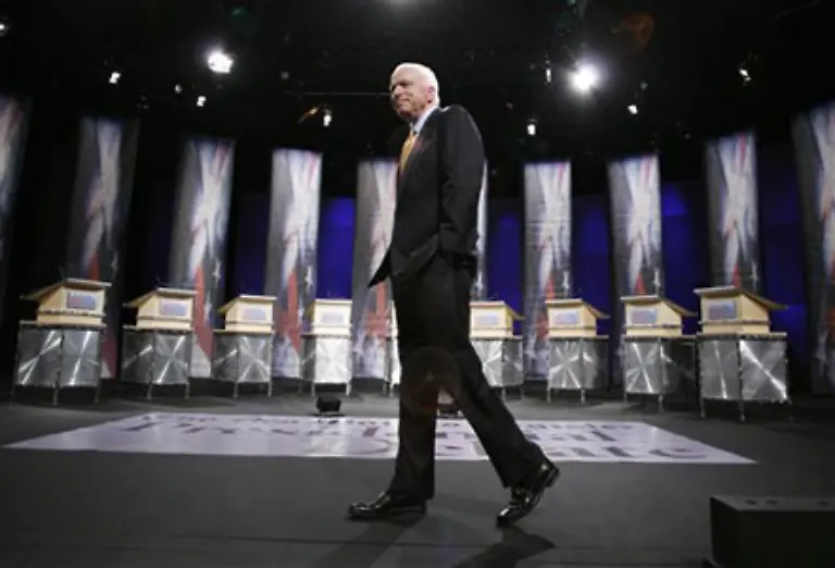 sowie-Senator-John-McCain-aus-Arizona-der-sich-vor-allem-als-Kritiker-der-Folter-Praxis-der-gegenwaertigen-US-Regierung-einen-Namen-gemacht-hat-McCain-hat-allerdings-den-Nachteil-mit-71-Jahren-recht-alt-zu-sein