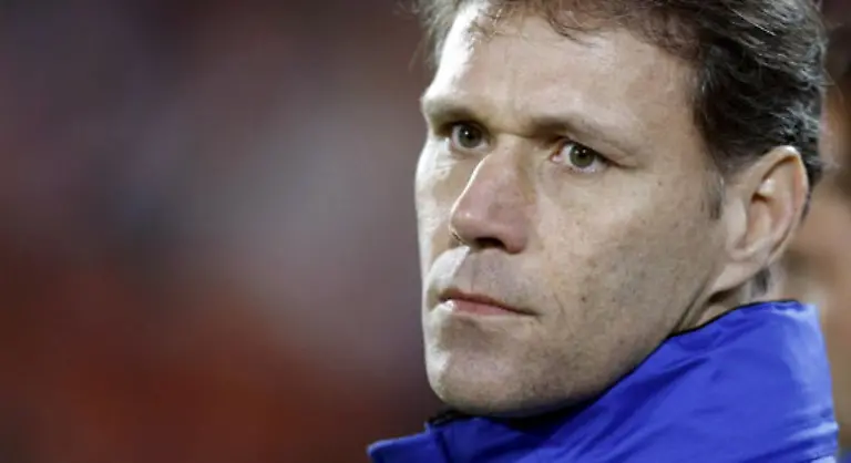 Zum-einen-Bondscoach-Marco-van-Basten-der-nach-der-EURO-aufhoert-Jedoch-hat-der-ehemalige-Topstuermer-der-gerade-mal-43-Jahre-jung-ist-als-Trainer-noch-keine-grossen-Erfolge-vorzuweisen