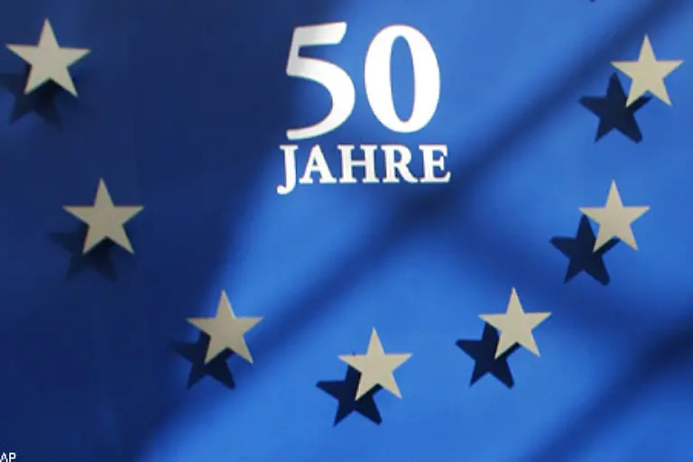 Das-Gemeinschaftsprojekt-Europa-feiert-seinen-50-Geburtstag-Am-1-Januar-1958-traten-die-Roemischen-Vertraege-offiziell-in-Kraft-und-die-damals-sechs-Teilnehmerlaender-begannen-ihre-zukunftsweisende-Zusammenarbeit-in-die-Tat-umzusetzen
