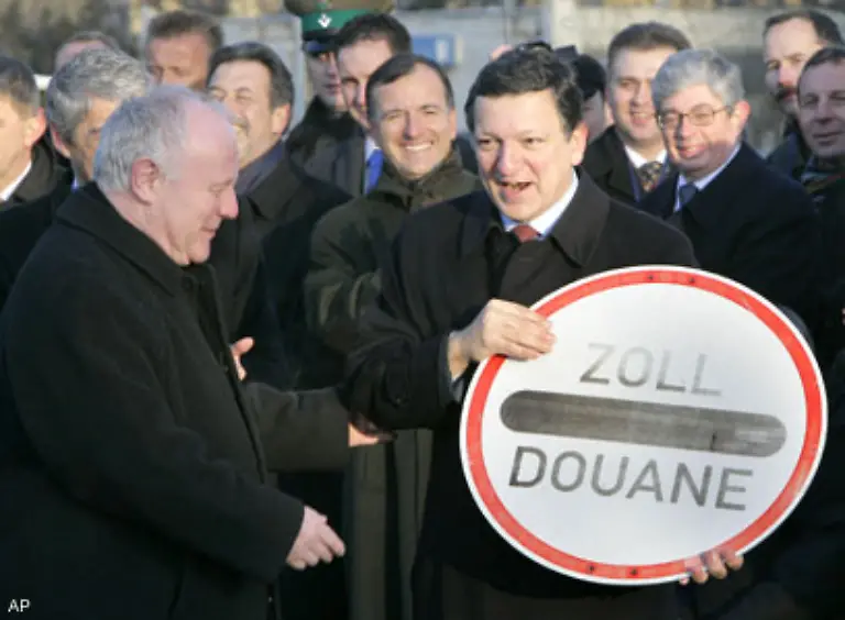 beispielsweise-Zollunion-gemeinsame-Handelspolitik-einheitliche-Verkehrspolitik-und-Wettbewerbsregeln-Seit-21-Dezember-2007-handeln-und-reisen-EU-Buerger-aus-22-Mitgliedstaaten-ungehindert-von-Zoellen-und-Passkontrollen