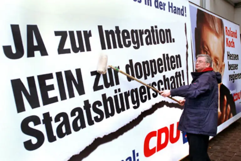 Den-Wahlsieg-1999-sicherte-er-sich-mit-einer-umstrittenen-Unterschriftenkampagne-gegen-die-doppelte-Staatsbuergerschaft-fuer-Auslaender-Unbeschadet-ueberstand-er-die-Affaere-um-schwarze-Kassen-bei-der-hessischen-CDU-im-Jahr-2000