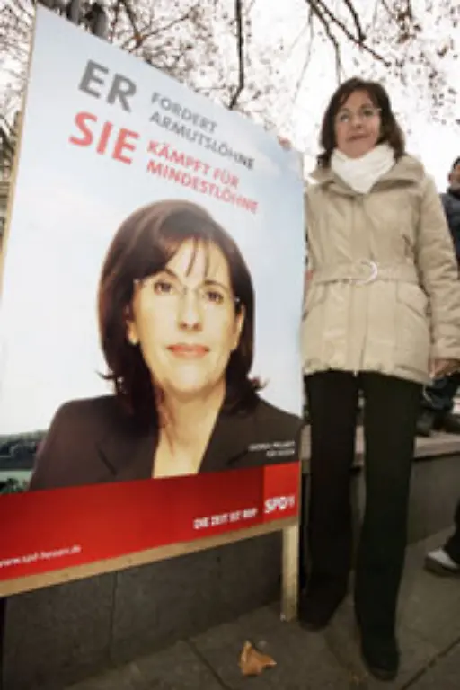 mit-ihrem-Partner-und-dem-gemeinsamen-Sohn-am-Frankfurter-Stadtrand-Mit-einem-befreundeten-Paar-bilden-sie-in-dem-Reihenhaus-eine-Wohngemeinschaft